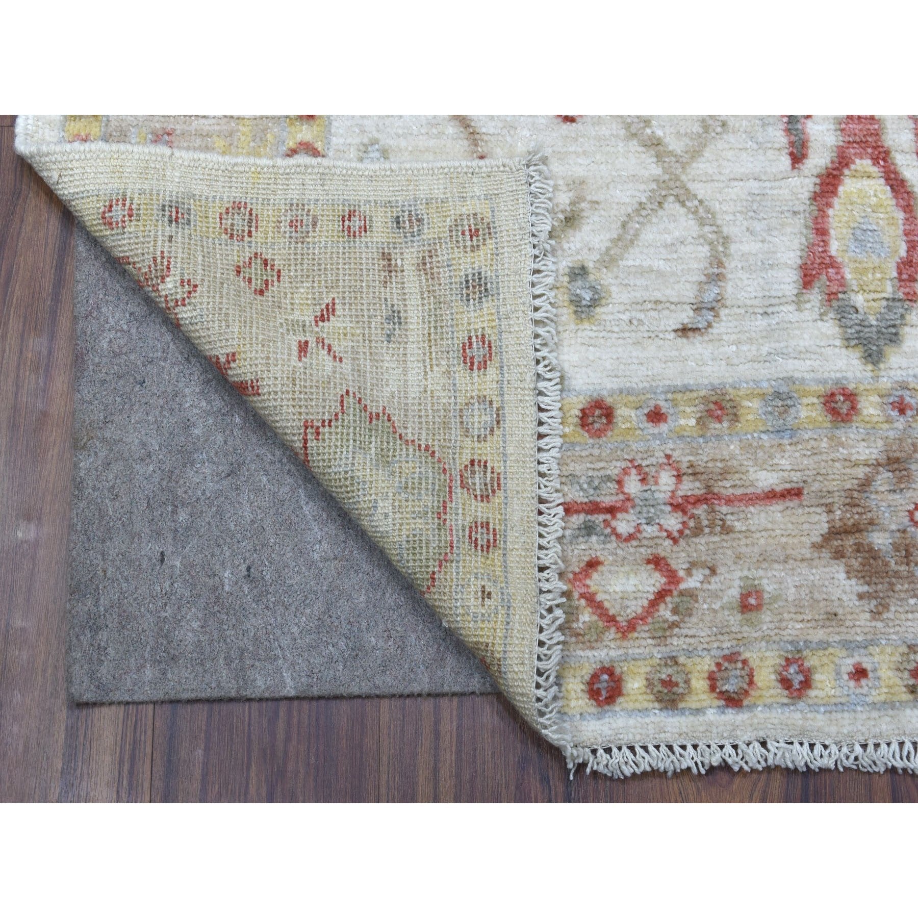 Hand Knotted Traditional Decorative Area Rug > Design# CCSR56558 > Size: 4'-0" x 6'-3"